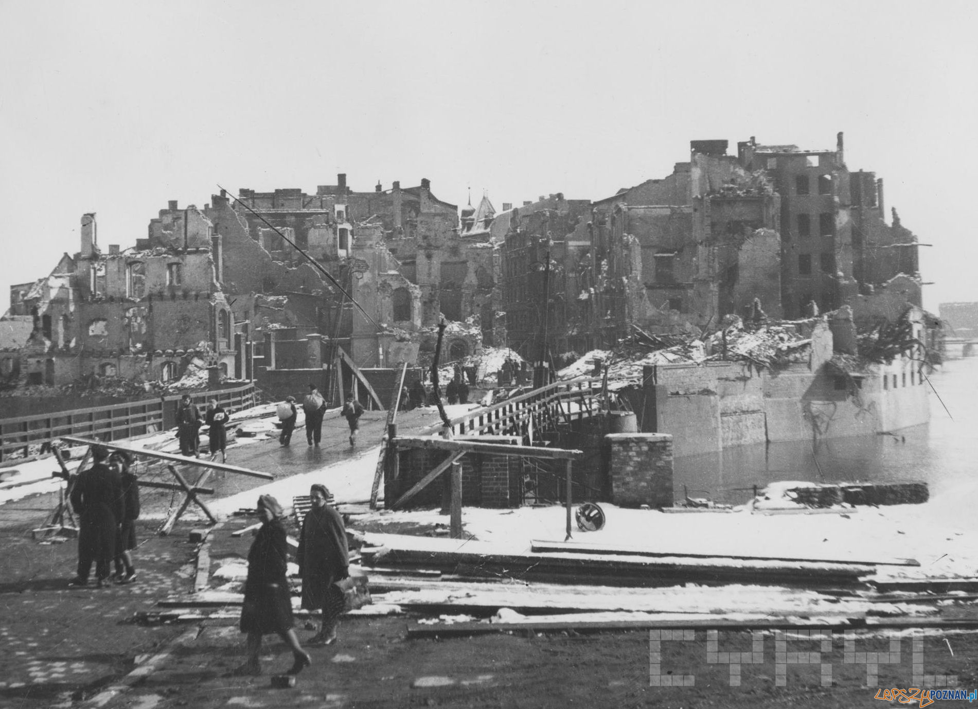 Most Chwaliszewski 1945 Foto: Zbigniew Zielonacki / MKZ / Cyryl Most Chwaliszewski 1945 Foto: Zbigniew Zielonacki / MKZ / Cyryl