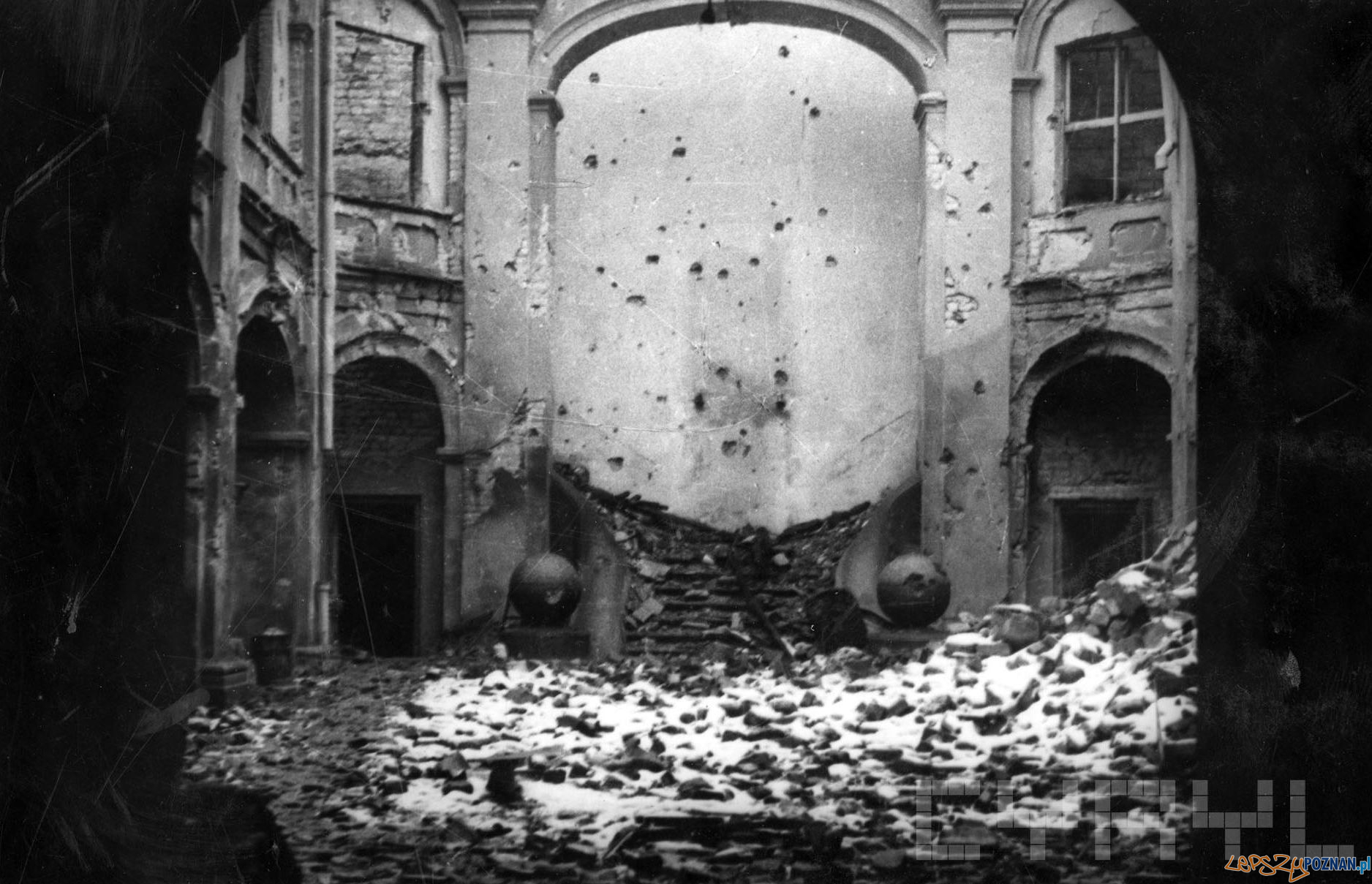 Zniszczony dziedziniec Szkoły Baletowej przy Gołębiej Foto: Zbigniew Zielonacki / Cyryl Zniszczony dziedziniec Szkoły Baletowej przy Gołębiej Foto: Zbigniew Zielonacki / Cyryl