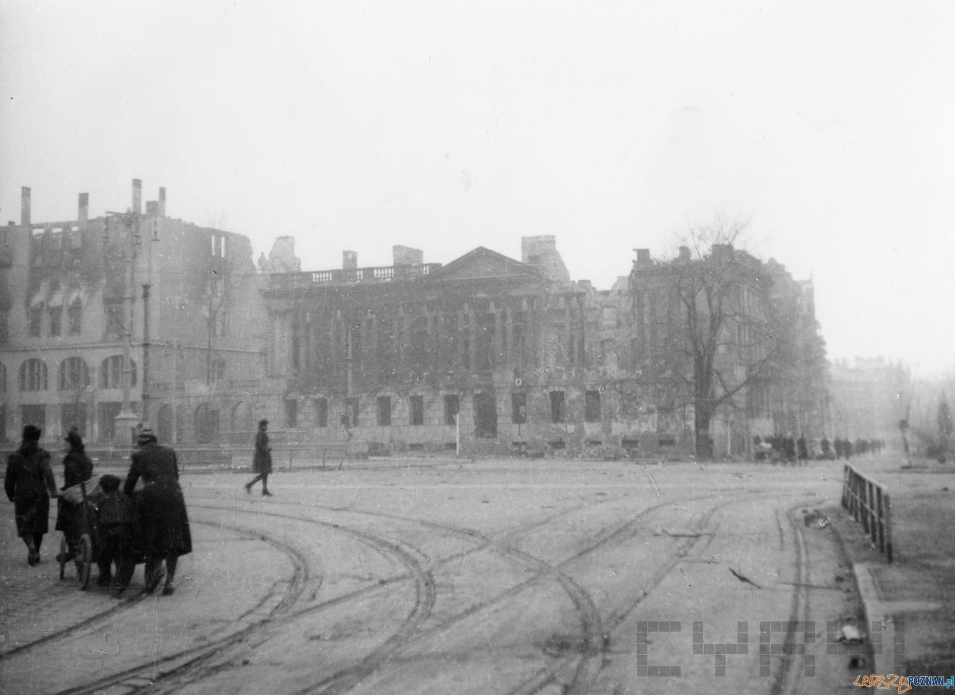 Plac Wolności 1945 - wojenny Poznań Foto: Zbigniew Zielonacki / Cyryl Plac Wolności 1945 - wojenny Poznań Foto: Zbigniew Zielonacki / Cyryl