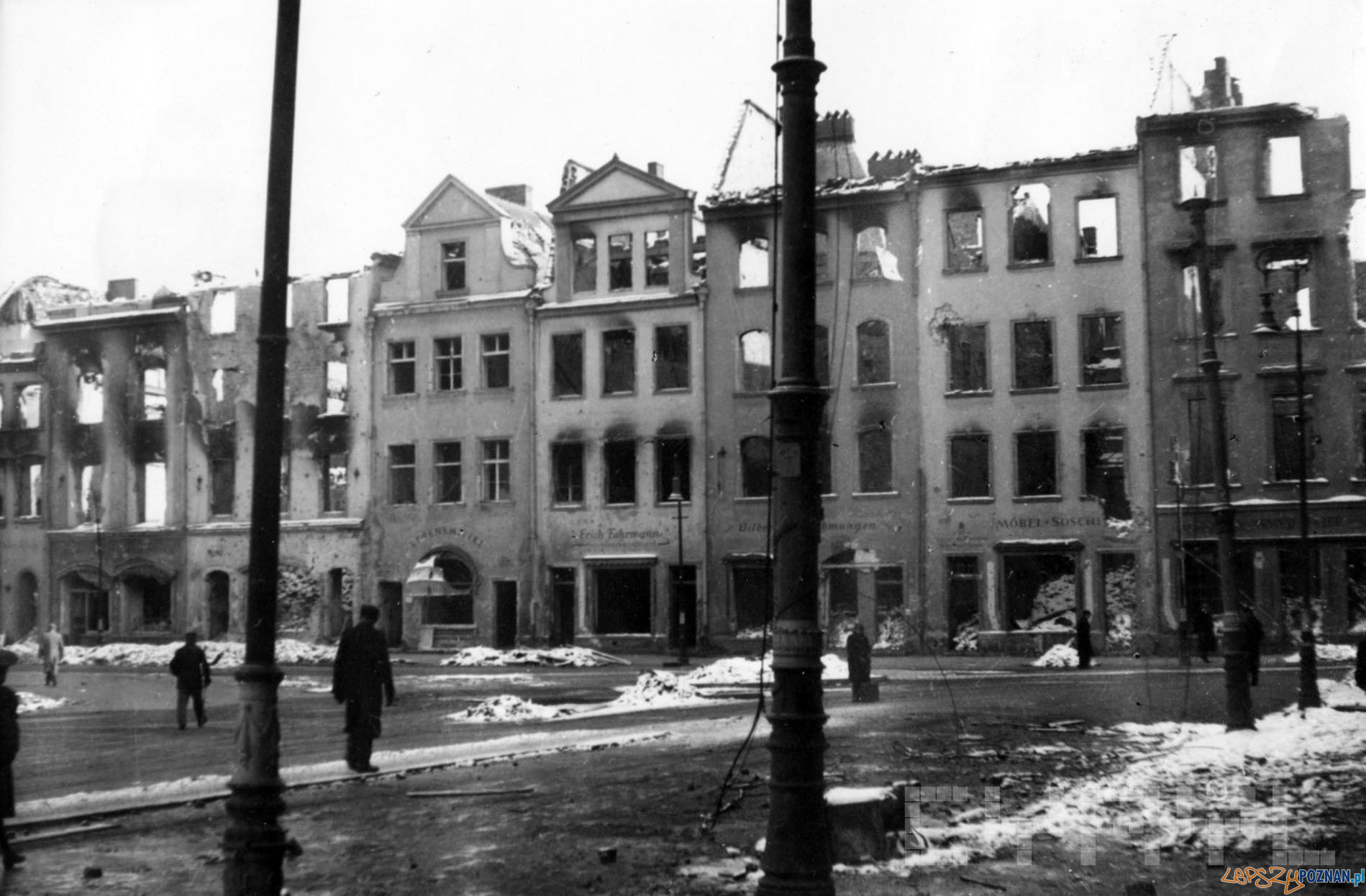 Stary Rynek 1945 Foto: Zbigniew Zielonacki / Cyryl Stary Rynek 1945 Foto: Zbigniew Zielonacki / Cyryl