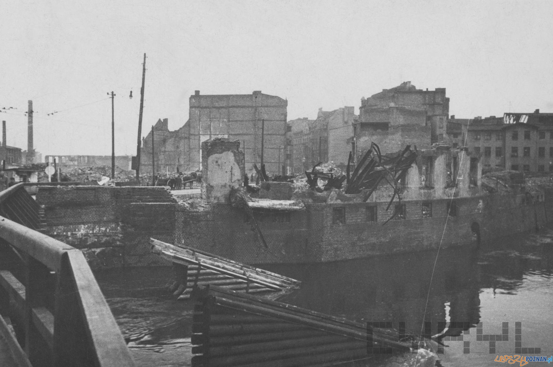 Most Chwaliszewski 1945 Foto: Zbigniew Zielonacki / MKZ / Cyryl Most Chwaliszewski 1945 Foto: Zbigniew Zielonacki / MKZ / Cyryl