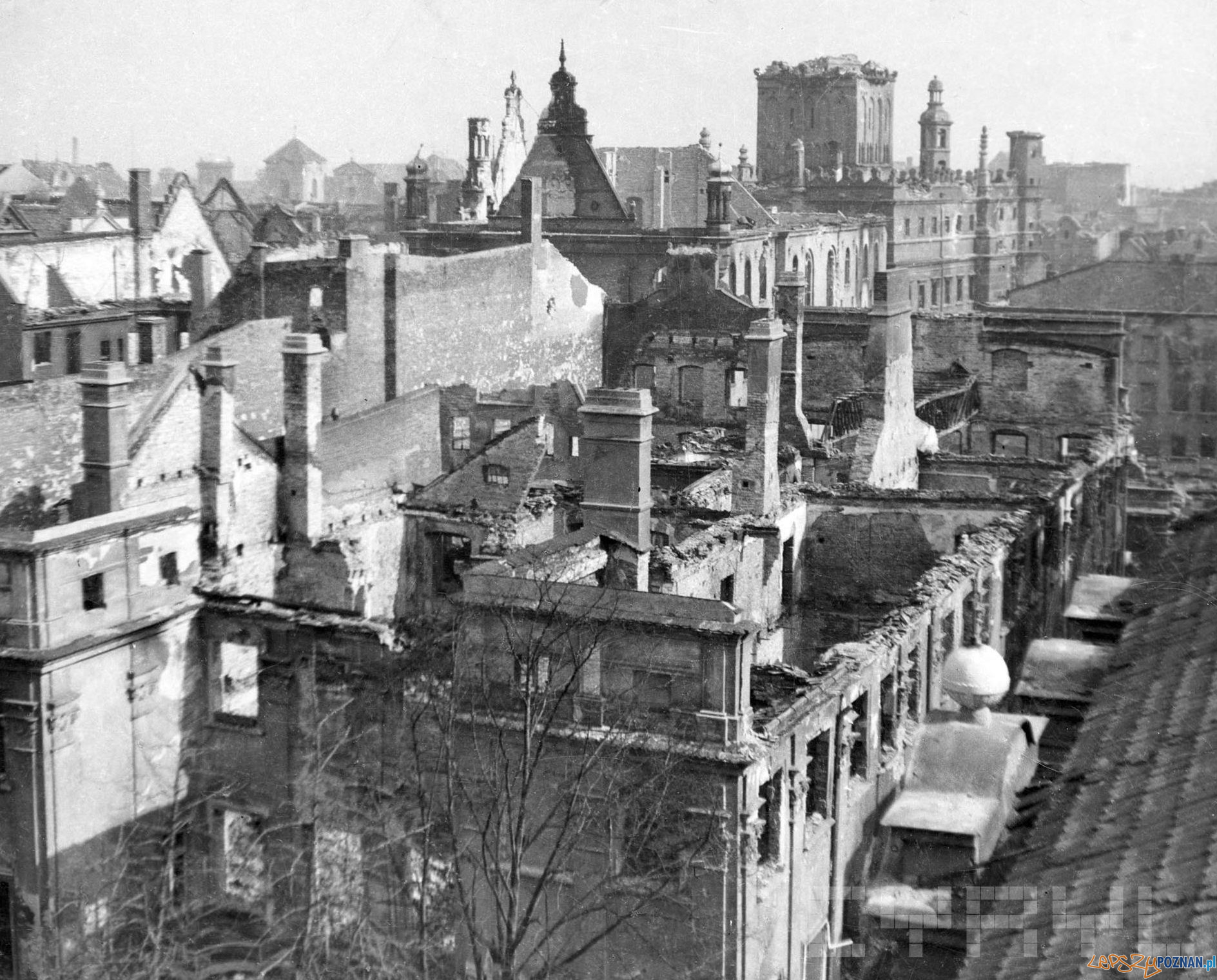 Stary Rynek 1945 Foto: Zbigniew Zielonacki / Cyryl Stary Rynek 1945 Foto: Zbigniew Zielonacki / Cyryl