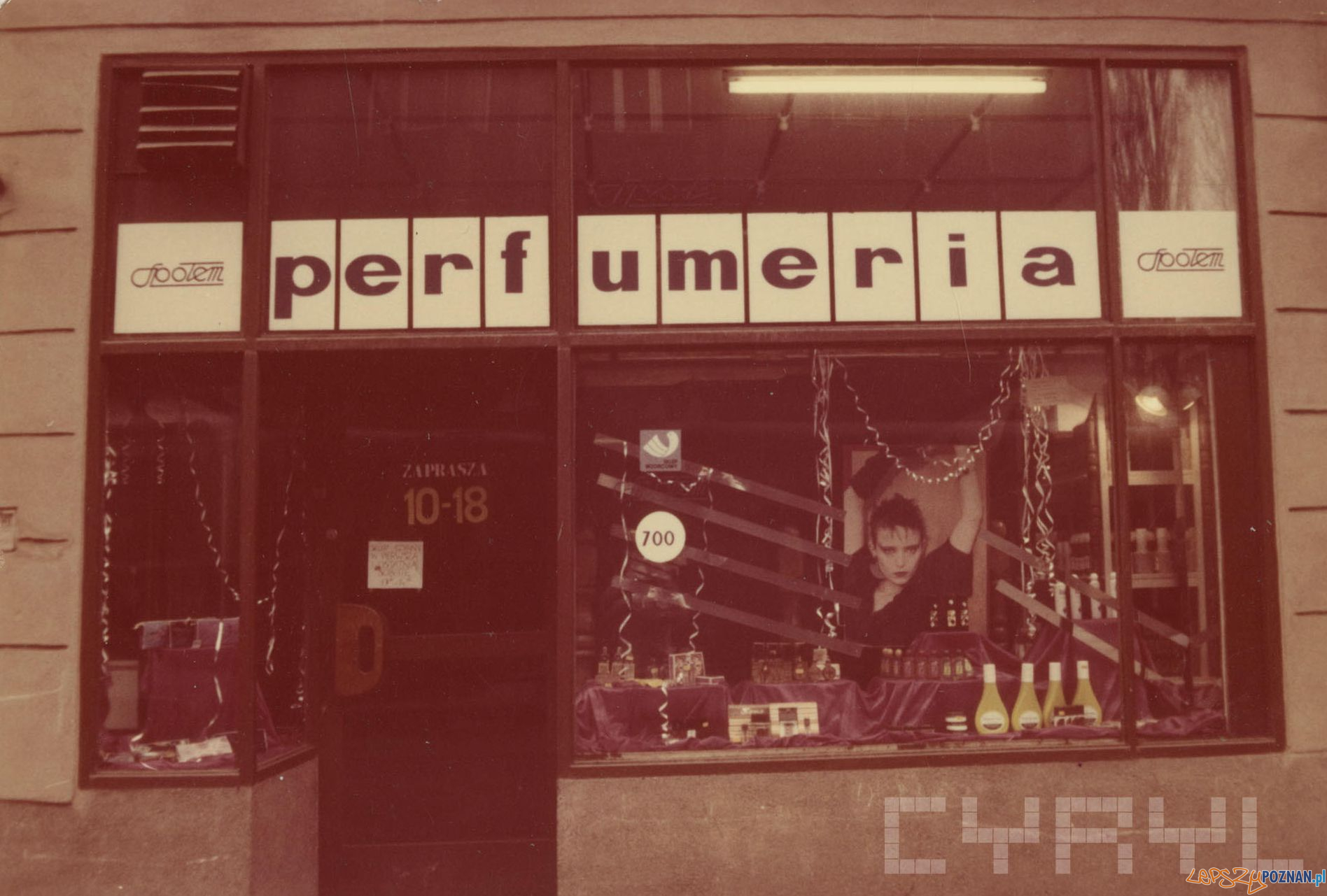 Perfumeria - Fredry 1 - 1989 r. Foto: PSS Społem / Cyryl Perfumeria - Fredry 1 - 1989 r. Foto: PSS Społem / Cyryl
