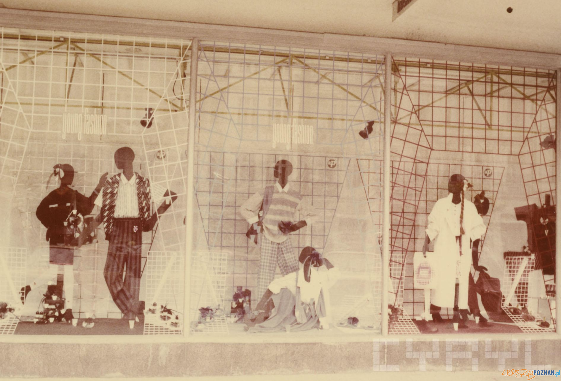 PSS Społem - Alfa - witrya ul. Czerwonej Arnii Św. Marcin - 1989 r. Foto: PSS Społem / Cyryl PSS Społem - Alfa - witrya ul. Czerwonej Arnii Św. Marcin - 1989 r. Foto: PSS Społem / Cyryl