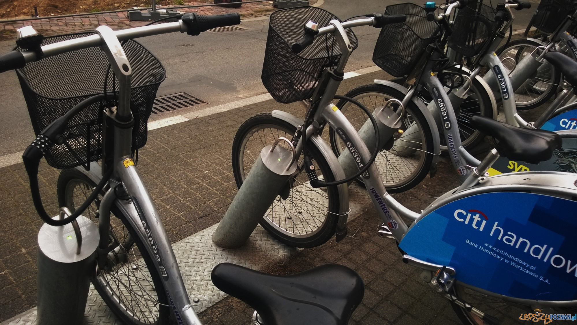 Stacja Kozia - na stojakach widoczne diody Foto: Zarząd Transportu Miejskiego / materiały prasowe Stacja Kozia - na stojakach widoczne diody Foto: Zarząd Transportu Miejskiego / materiały prasowe