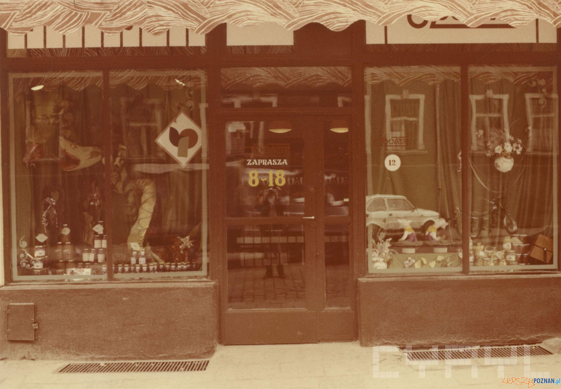 PSS Społem - sklep spożywczy przy ul. Szkolnej - 1989 r. Foto: PSS Społem / Cyryl PSS Społem - sklep spożywczy przy ul. Szkolnej - 1989 r. Foto: PSS Społem / Cyryl