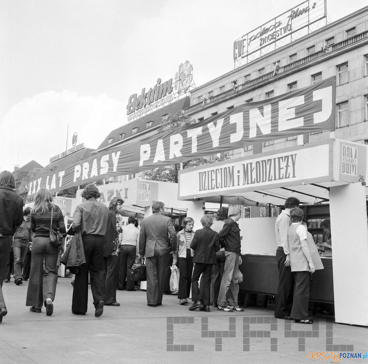 Plac Wolnosci - festyn 30 lat Gazeta Poznanska 10.05.75 Foto: Stanisław Wiktor / Cyryl Plac Wolnosci - festyn 30 lat Gazeta Poznanska 10.05.75 Foto: Stanisław Wiktor / Cyryl