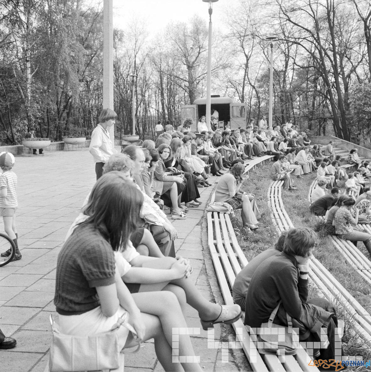 Park Tysiaclecia Amfiteatr - 30 lat Gazeta Poznanska 10.05.75 Foto: Stanisław Wiktor / Cyryl Park Tysiaclecia Amfiteatr - 30 lat Gazeta Poznanska 10.05.75 Foto: Stanisław Wiktor / Cyryl