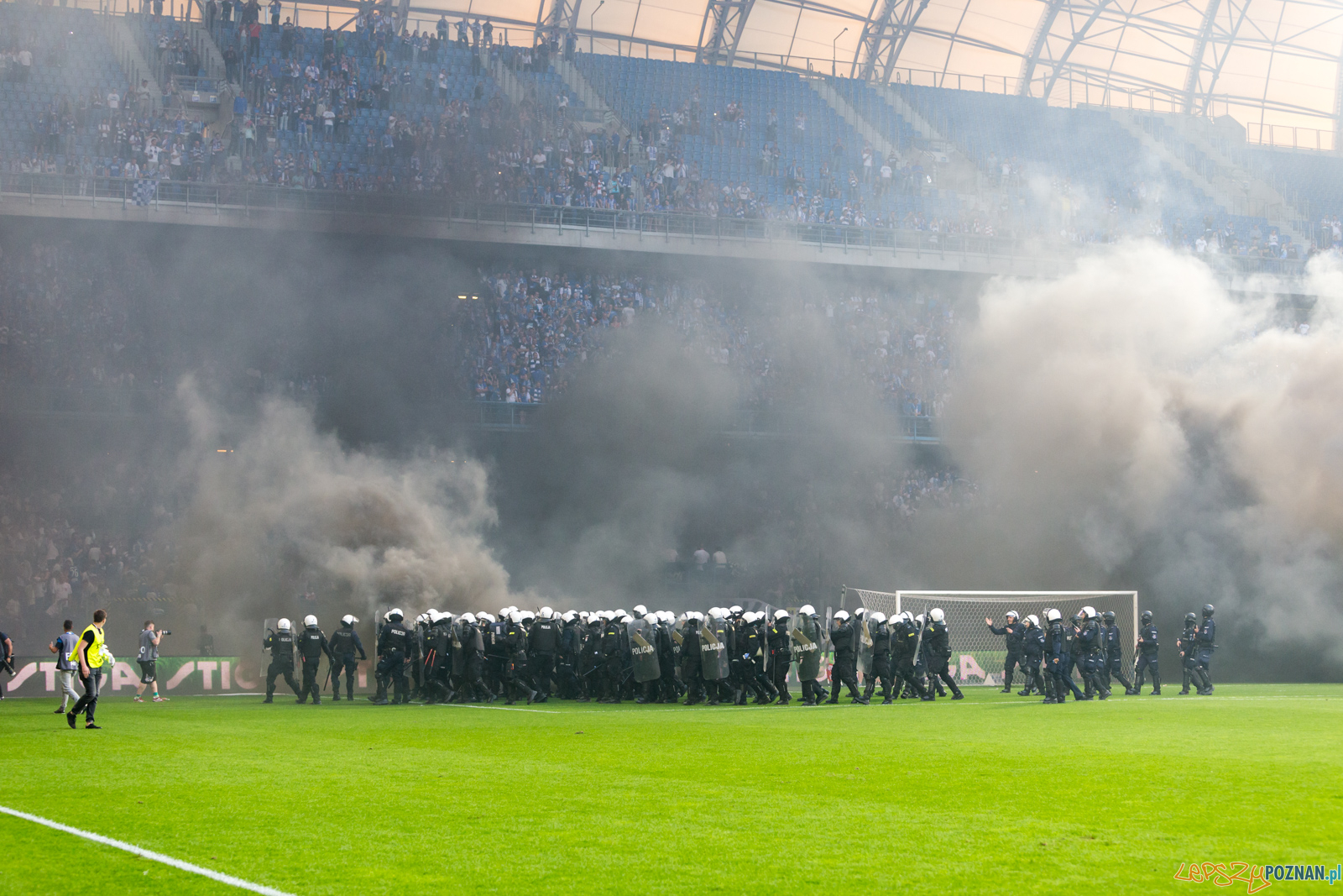 Lech Poznań - Legia Warszawa (zamieszki na stadionie) Foto: lepszyPOZNAN.pl/Piotr Rychter Lech Poznań - Legia Warszawa (zamieszki na stadionie) Foto: lepszyPOZNAN.pl/Piotr Rychter