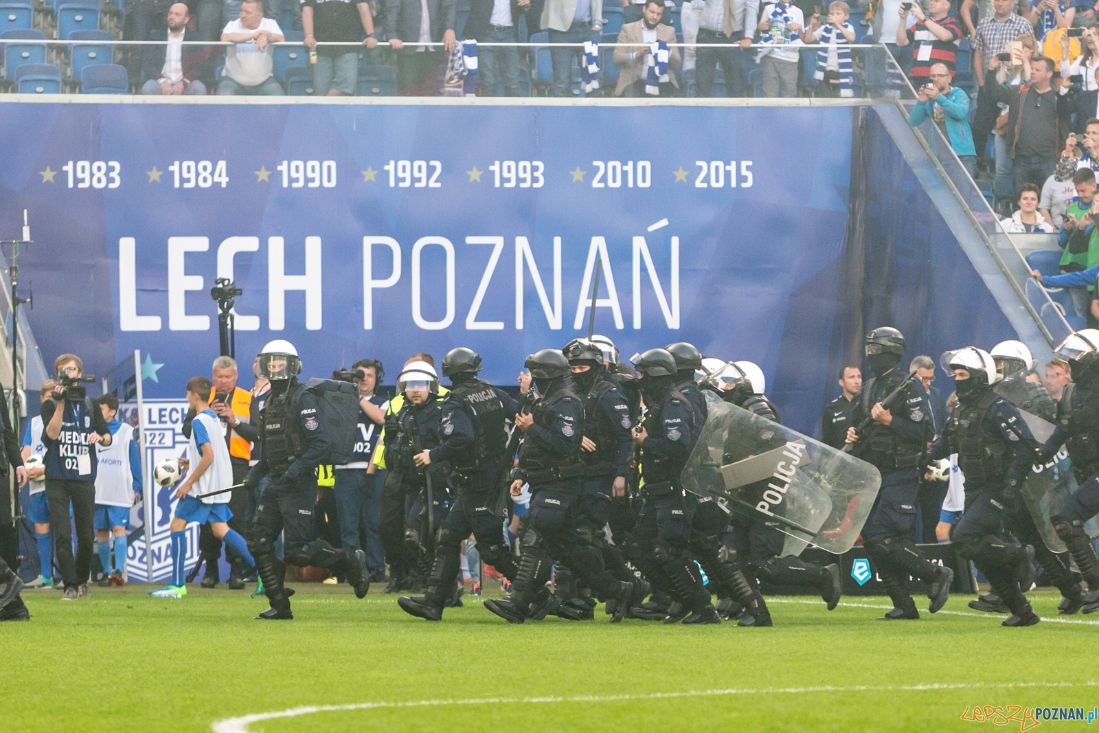 Lech Poznań - Legia Warszawa (zamieszki na stadionie) Foto: lepszyPOZNAN.pl/Piotr Rychter Lech Poznań - Legia Warszawa (zamieszki na stadionie) Foto: lepszyPOZNAN.pl/Piotr Rychter