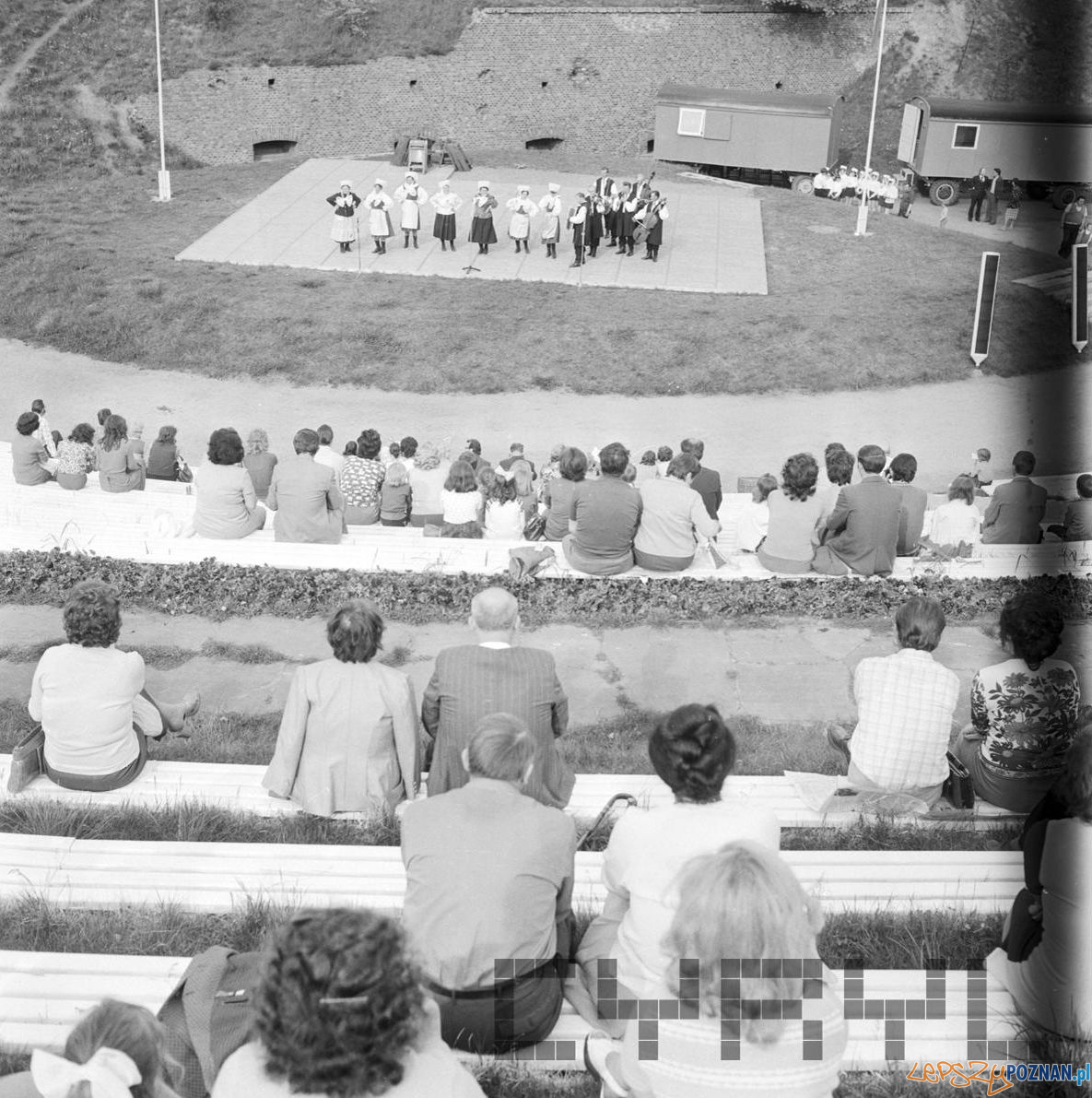 Amfiteatr Cytadela wystep 30 lat Gazeta Poznanska 10.05.75 Foto: Stanisław Wiktor / Cyryl Amfiteatr Cytadela wystep 30 lat Gazeta Poznanska 10.05.75 Foto: Stanisław Wiktor / Cyryl