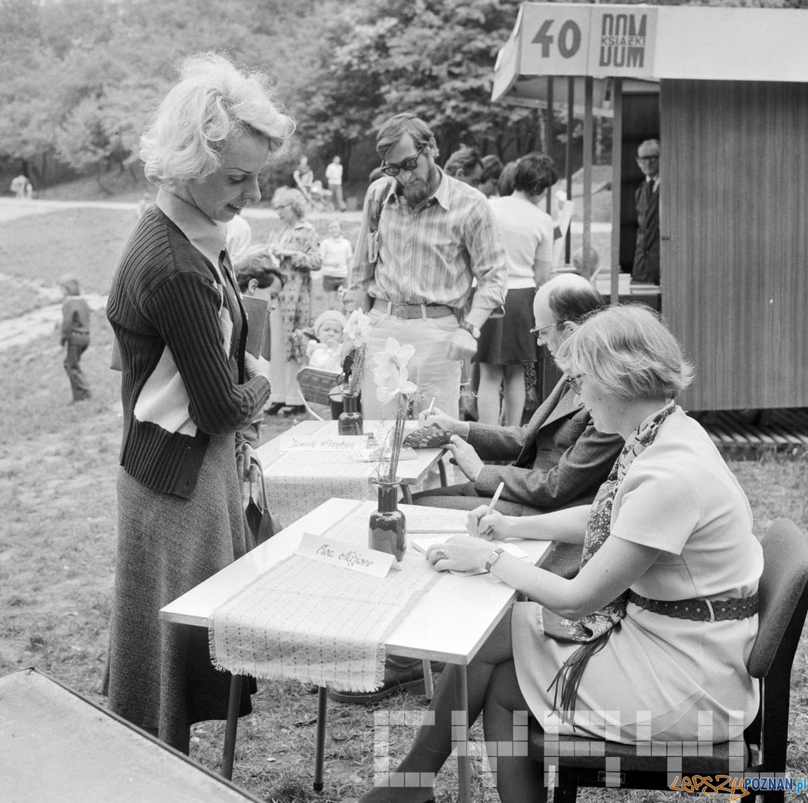 Ewa Najwer Janusz Przybysz 30 lat Gazeta Poznanska 10.05.75 Foto: Stanisław Wiktor / Cyryl Ewa Najwer Janusz Przybysz 30 lat Gazeta Poznanska 10.05.75 Foto: Stanisław Wiktor / Cyryl