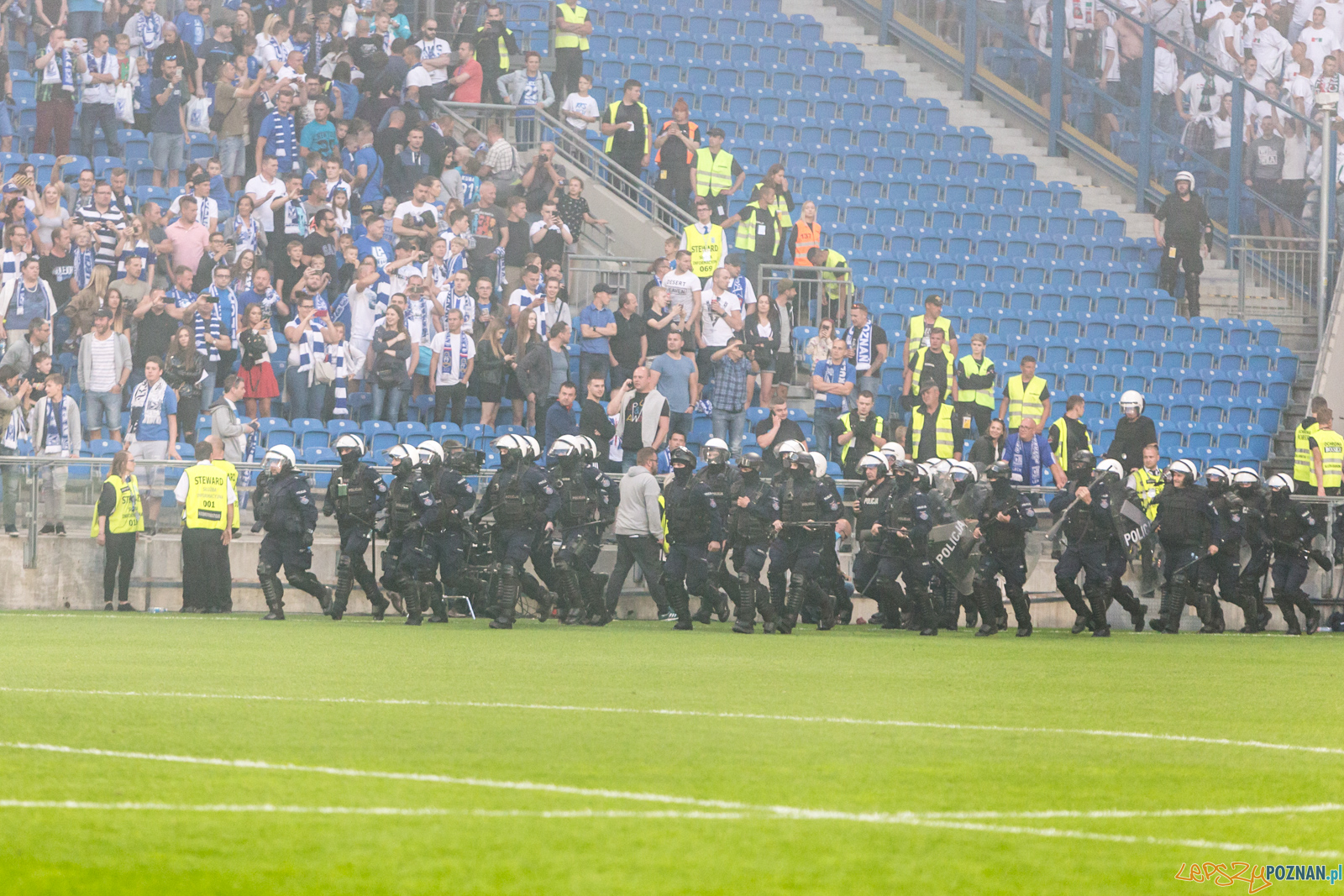 Lech Poznań - Legia Warszawa (zamieszki na stadionie) Foto: lepszyPOZNAN.pl/Piotr Rychter Lech Poznań - Legia Warszawa (zamieszki na stadionie) Foto: lepszyPOZNAN.pl/Piotr Rychter