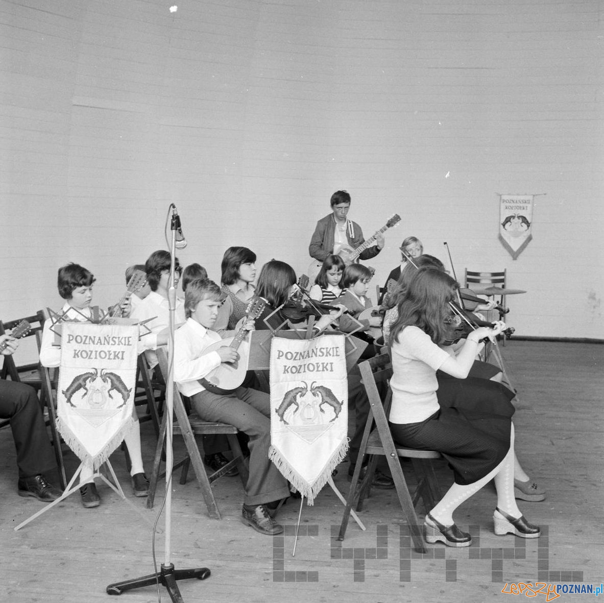 Wystep zespolu Poznanskie Koziolki 30 lat Gazeta Poznanska 10.05.75 Foto: Stanisław Wiktor / Cyryl Wystep zespolu Poznanskie Koziolki 30 lat Gazeta Poznanska 10.05.75 Foto: Stanisław Wiktor / Cyryl