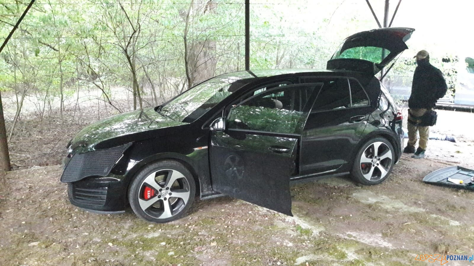 Policjanci odzyskali skradziony samochód Foto: KMP Poznań Policjanci odzyskali skradziony samochód Foto: KMP Poznań