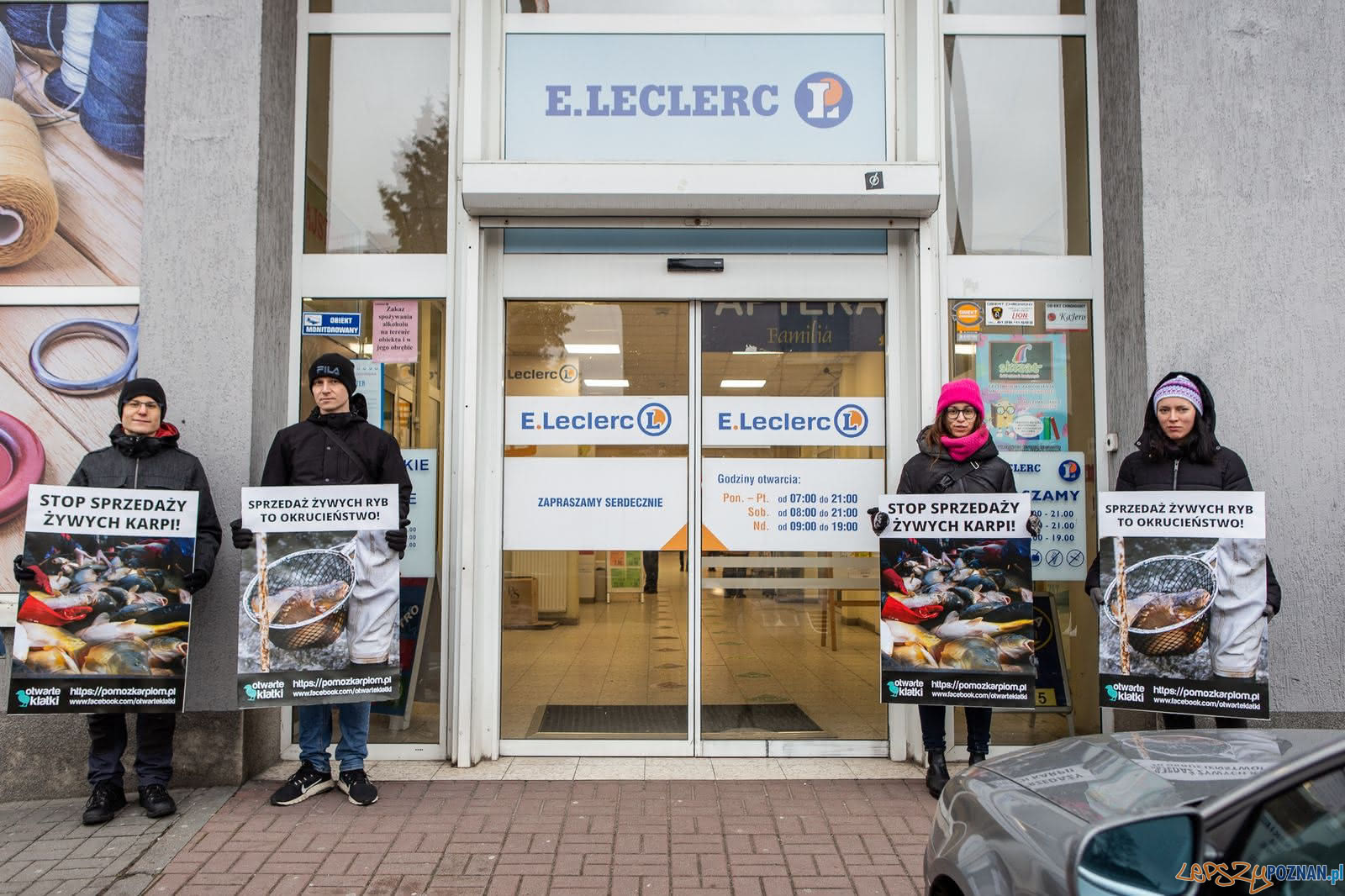 Ptotest przeciw sprzedaży żywych karpii Foto: Otwarte Klatki / materiały prasowe Ptotest przeciw sprzedaży żywych karpii Foto: Otwarte Klatki / materiały prasowe