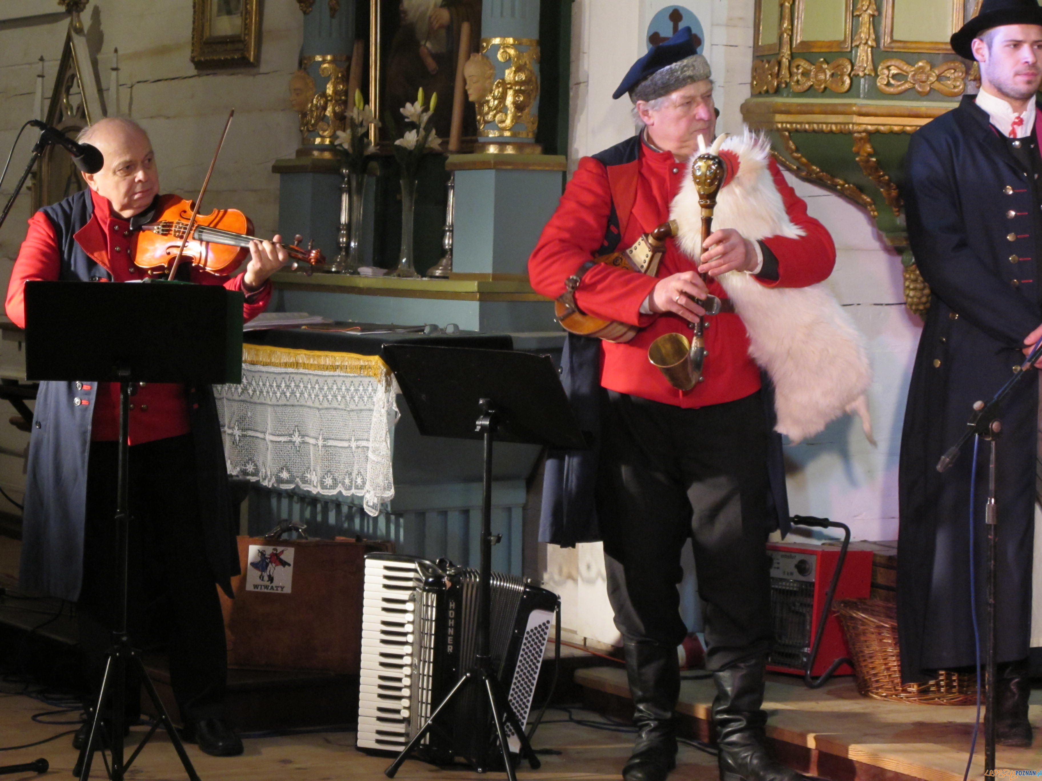 Kolędowanie w Dziekanowicach Foto: A. Garbatowska Kolędowanie w Dziekanowicach Foto: A. Garbatowska