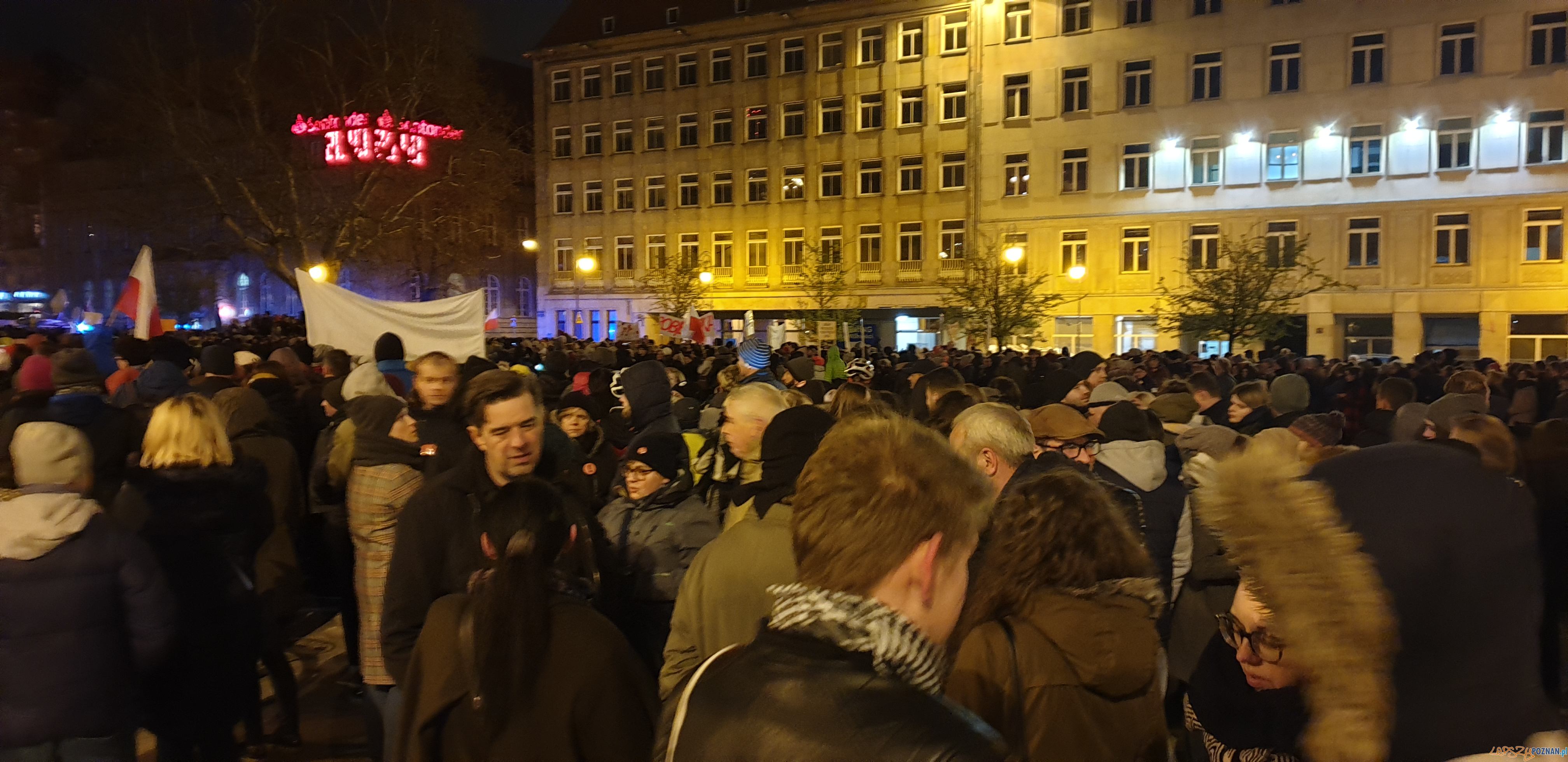 Łańcuch Światła z Wykrzyknikiem Foto: lepszyPOZNAN / tab Łańcuch Światła z Wykrzyknikiem Foto: lepszyPOZNAN / tab