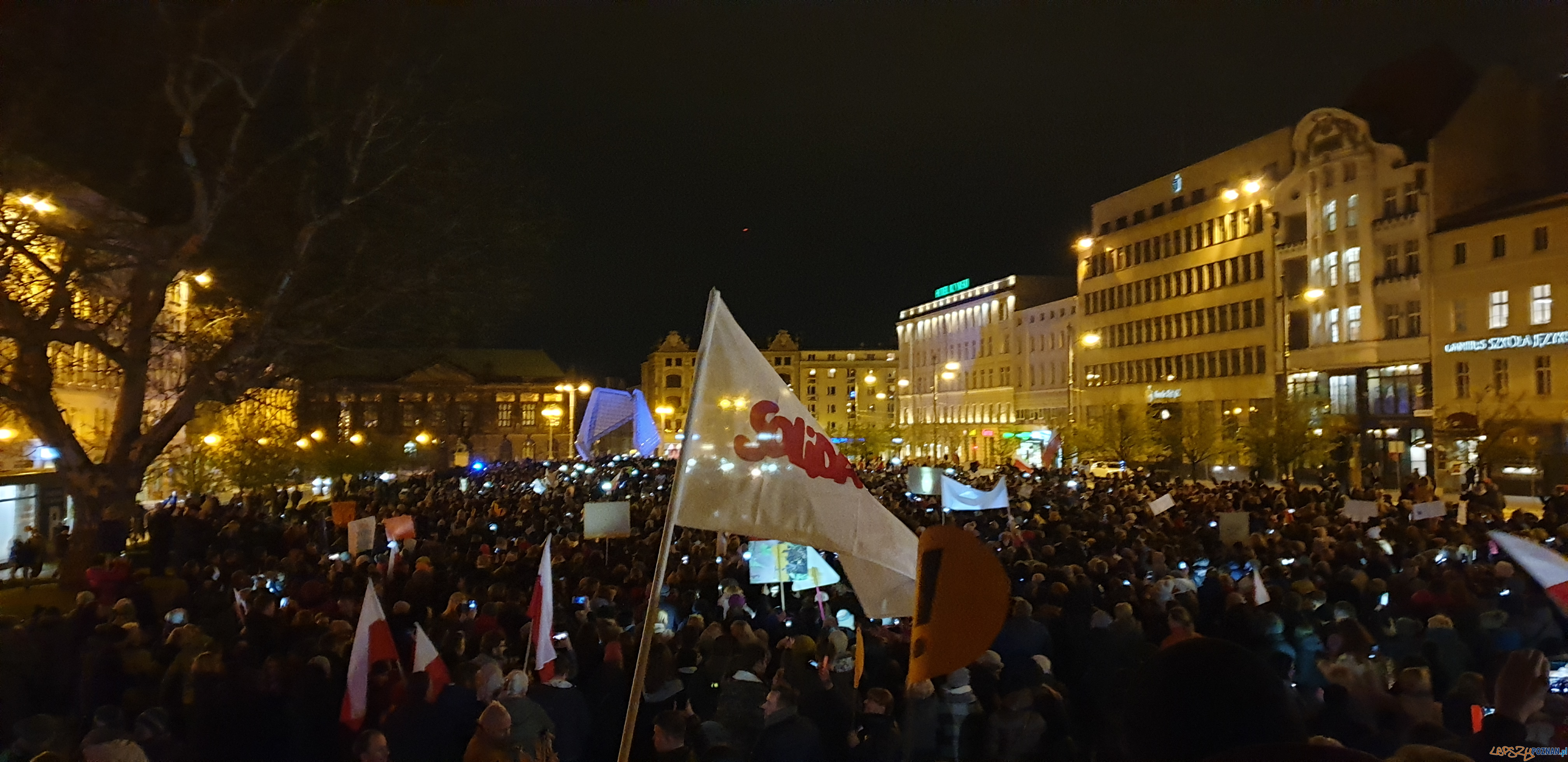 Łańcuch Światła z Wykrzyknikiem Foto: lepszyPOZNAN / tab Łańcuch Światła z Wykrzyknikiem Foto: lepszyPOZNAN / tab