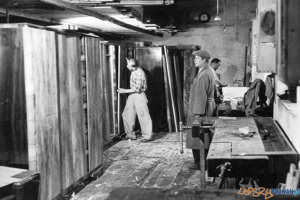 ZakИad stolarski (lata 50. XX w.)(fot. Archiwum Swarzйdzkiego Cechu Meblowego) Foto: materiały prasowe PLOT ZakИad stolarski (lata 50. XX w.)(fot. Archiwum Swarzйdzkiego Cechu Meblowego) Foto: materiały prasowe PLOT