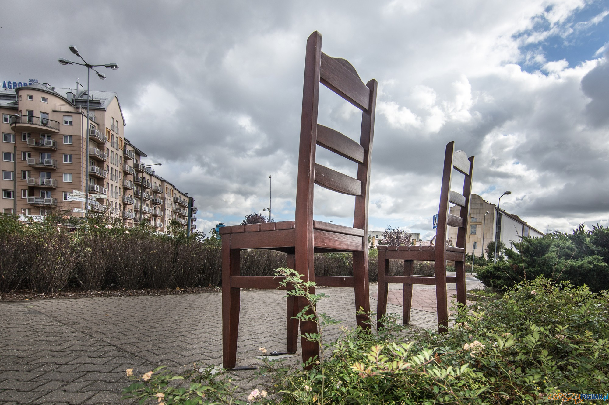 Dwa krzesИa na Rondzie Tysiеclecia - element akcji Meblowanie miasta (fot. Jakub Pindych PLOT) Foto: materiały prasowe PLOT Dwa krzesИa na Rondzie Tysiеclecia - element akcji Meblowanie miasta (fot. Jakub Pindych PLOT) Foto: materiały prasowe PLOT