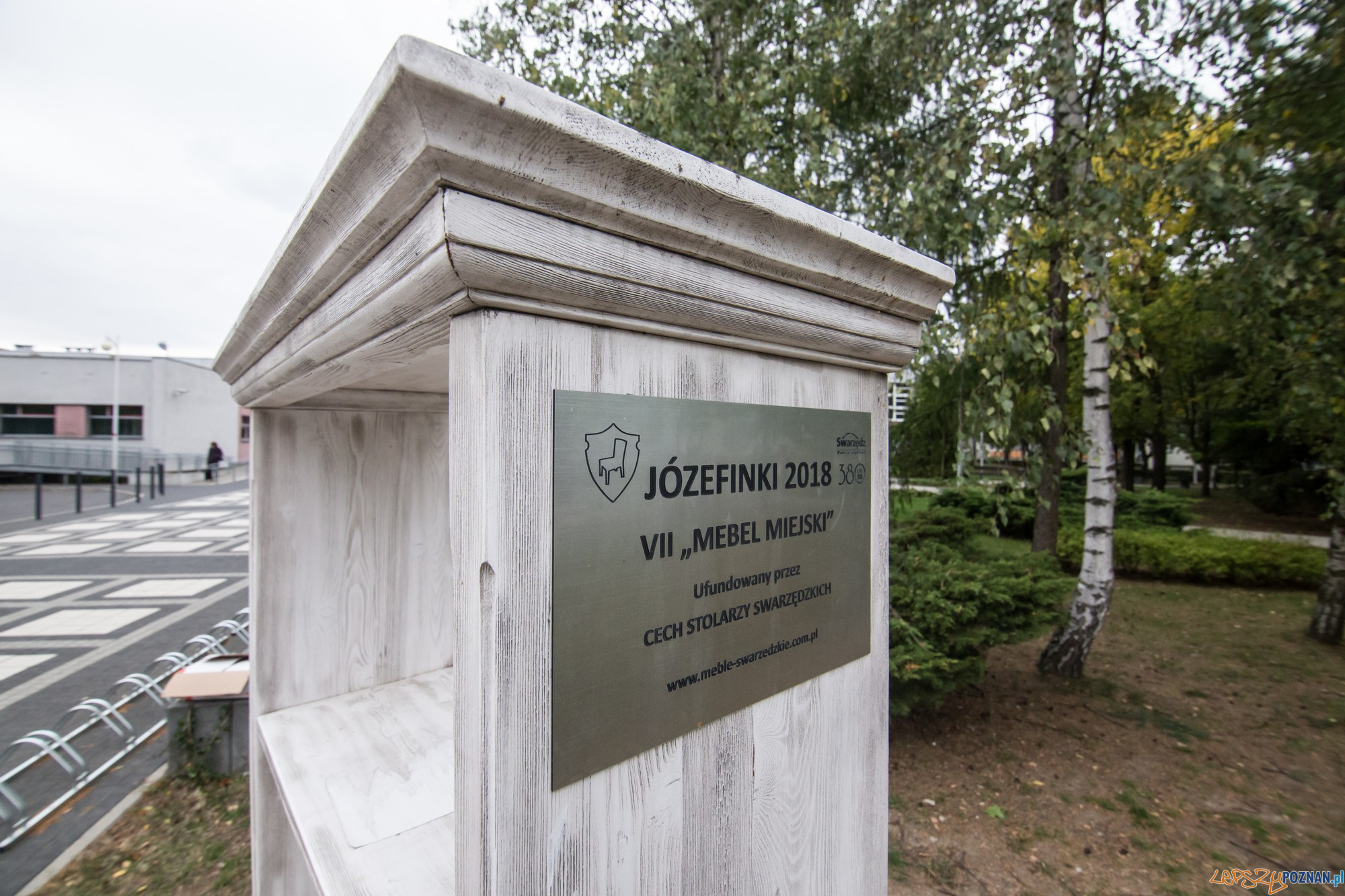 RegaИ na kwiaty na deptaku na Osiedlu Czwartakвw - element akcji Meblowanie miasta (fot. Jakub Pindych PLOT) Foto: materiały prasowe PLOT RegaИ na kwiaty na deptaku na Osiedlu Czwartakвw - element akcji Meblowanie miasta (fot. Jakub Pindych PLOT) Foto: materiały prasowe PLOT