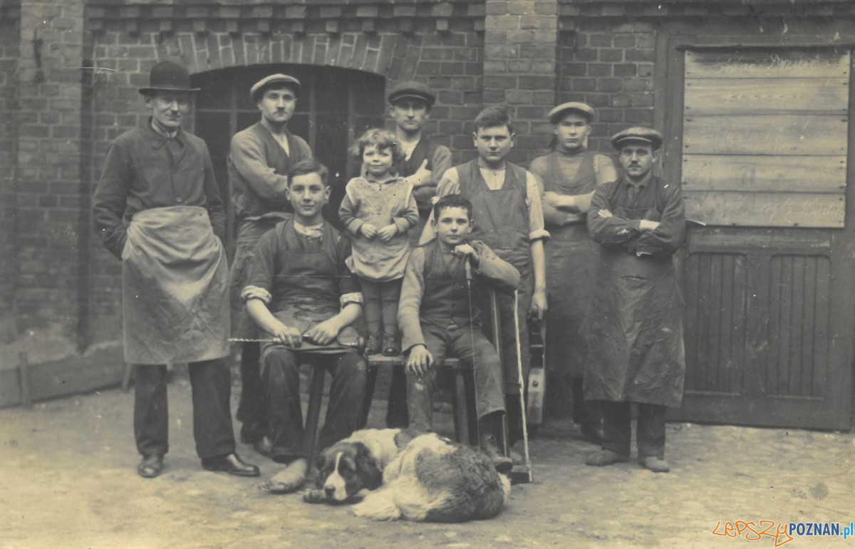 Pracownicy zakИadu stolarskiego Oskara Liffke (1928 r.)(fot. Archiwum Swarzйdzkiego Centrum Historii i Sztuki) Foto: materiały prasowe PLOT Pracownicy zakИadu stolarskiego Oskara Liffke (1928 r.)(fot. Archiwum Swarzйdzkiego Centrum Historii i Sztuki) Foto: materiały prasowe PLOT