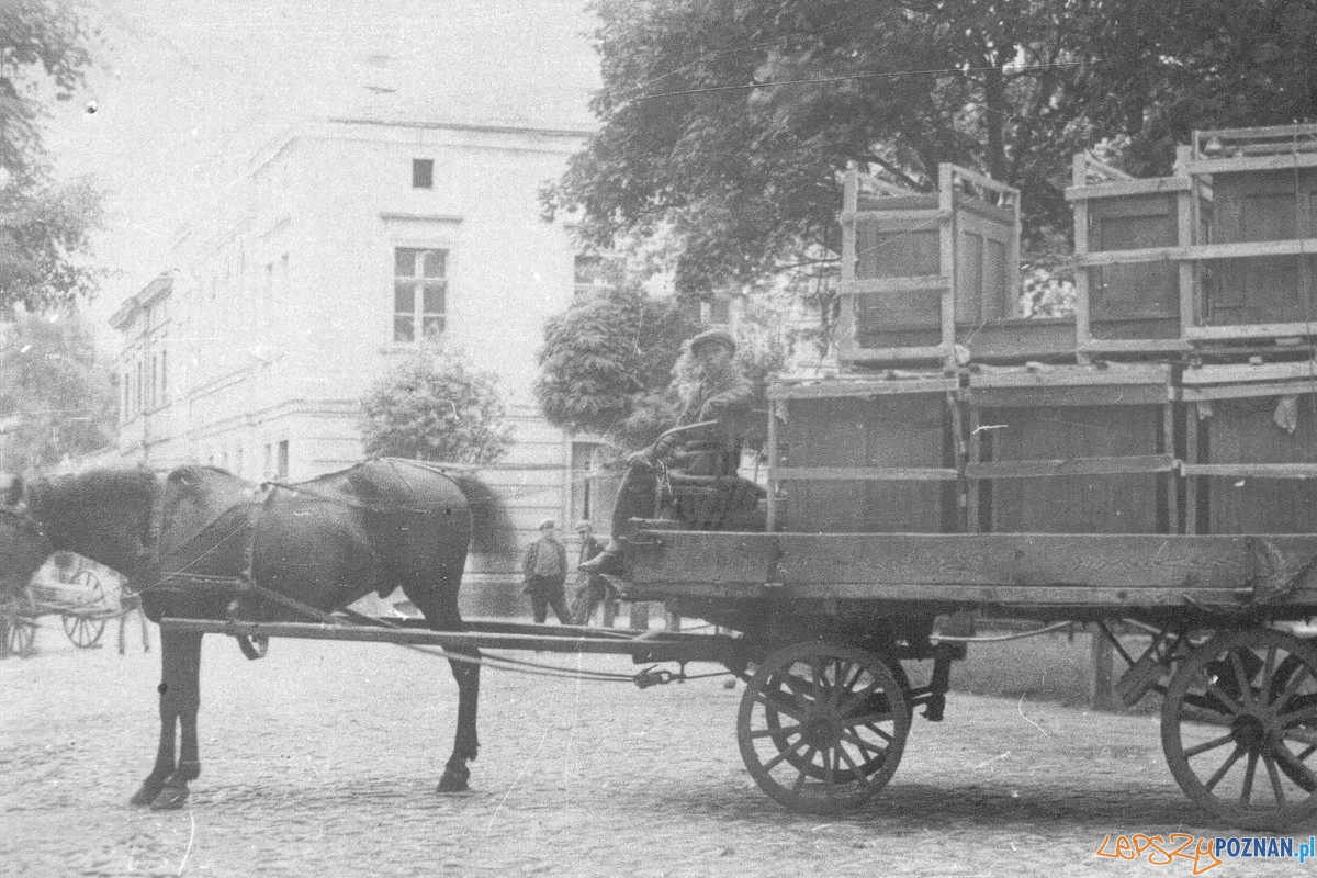 Przewвz mebli firma Skweres (lata 30. XX w.)(fot. Archiwum Swarzйdzkiego Cechu Meblowego) Foto: materiały prasowe PLOT Przewвz mebli firma Skweres (lata 30. XX w.)(fot. Archiwum Swarzйdzkiego Cechu Meblowego) Foto: materiały prasowe PLOT