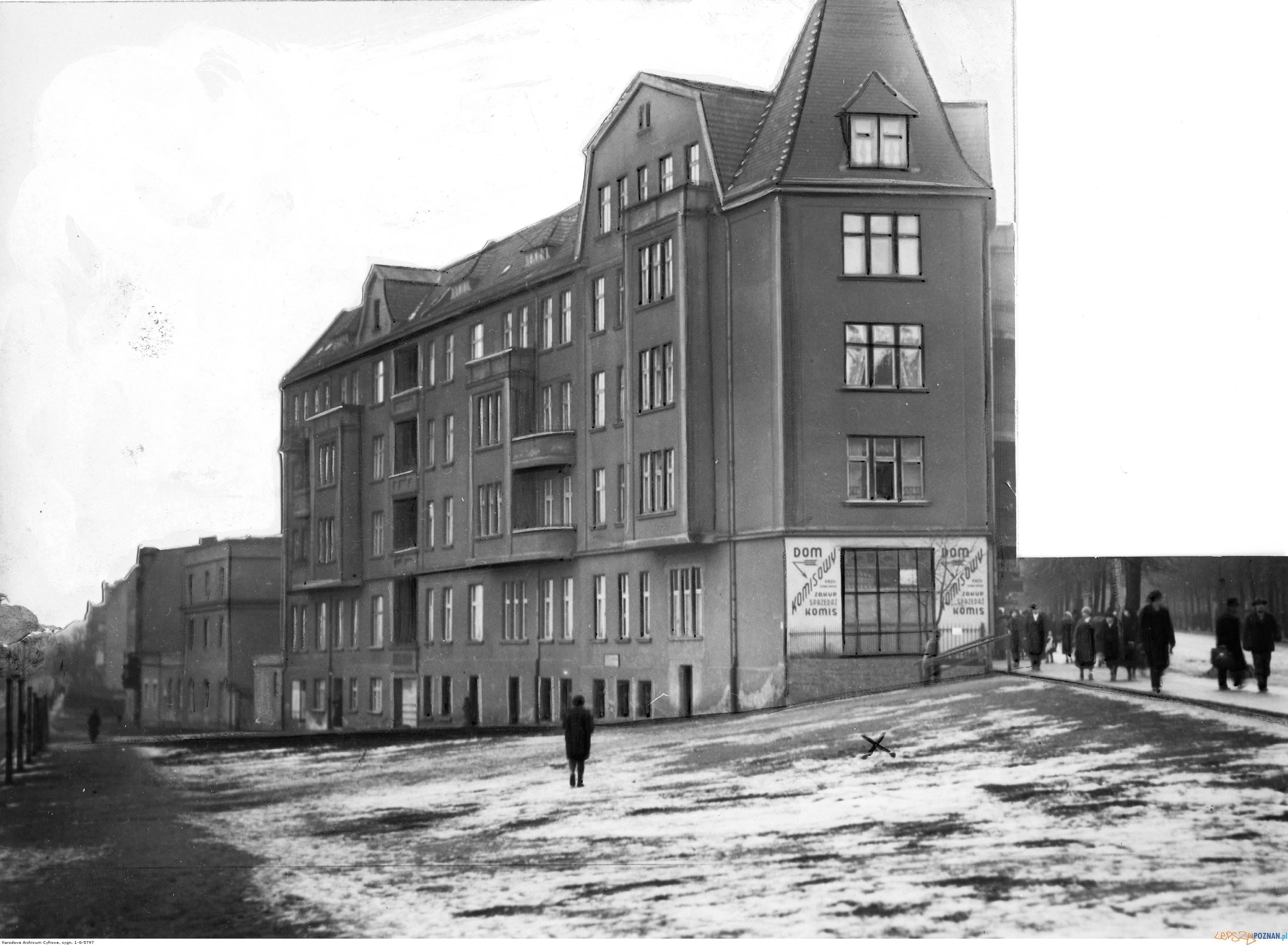 Dom Komisowy w Poznaniu na skrzyżowaniu ul. Górnej z ul. Dolnej Wildy  Foto: NAC [lic CC] Koncern Ilustrowany Kurier Codzienny - Archiwum Ilustracji