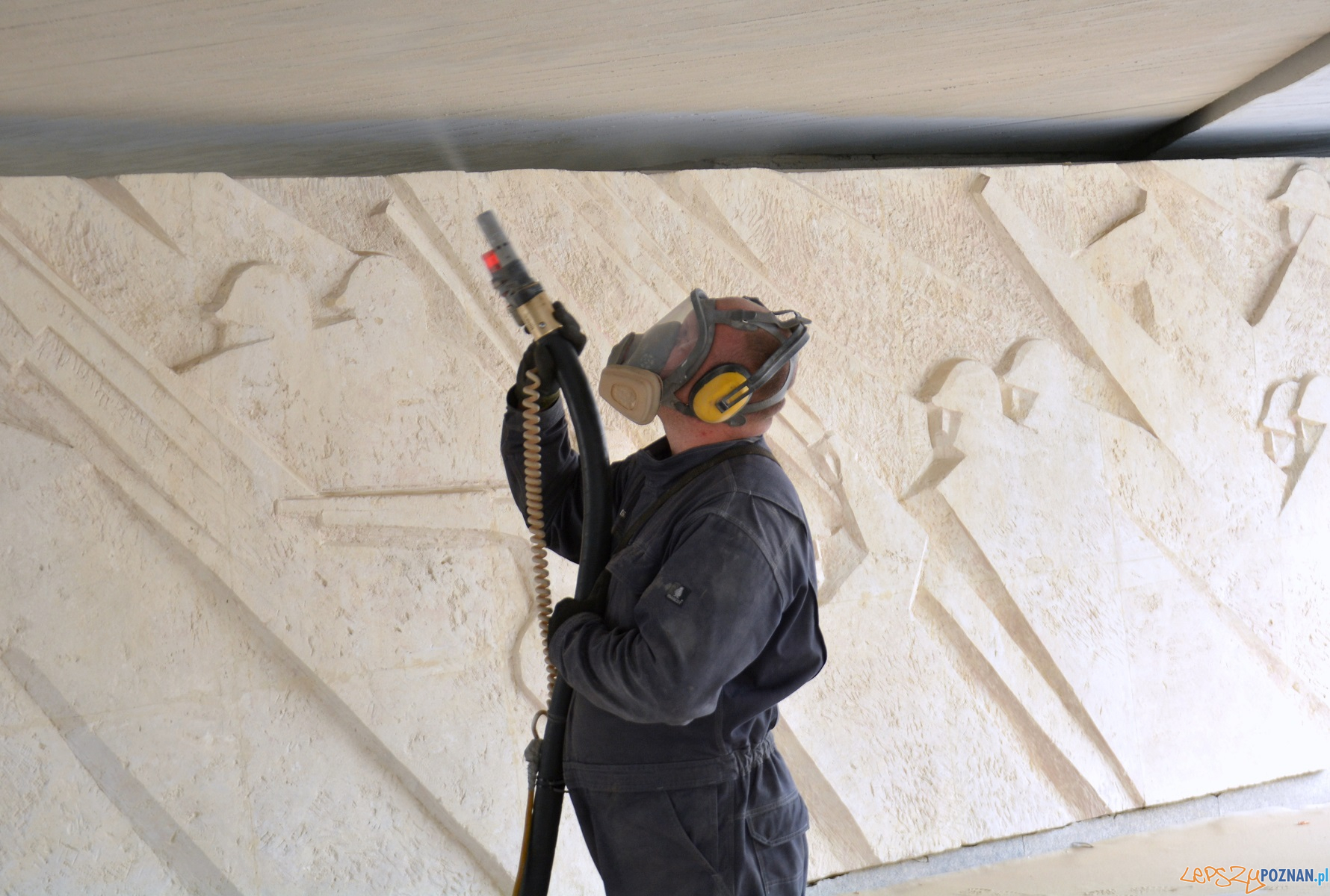 Czyszczenie pomnika Armii Poznań Foto: Czyszczenie pomnika Armii Poznań Foto: