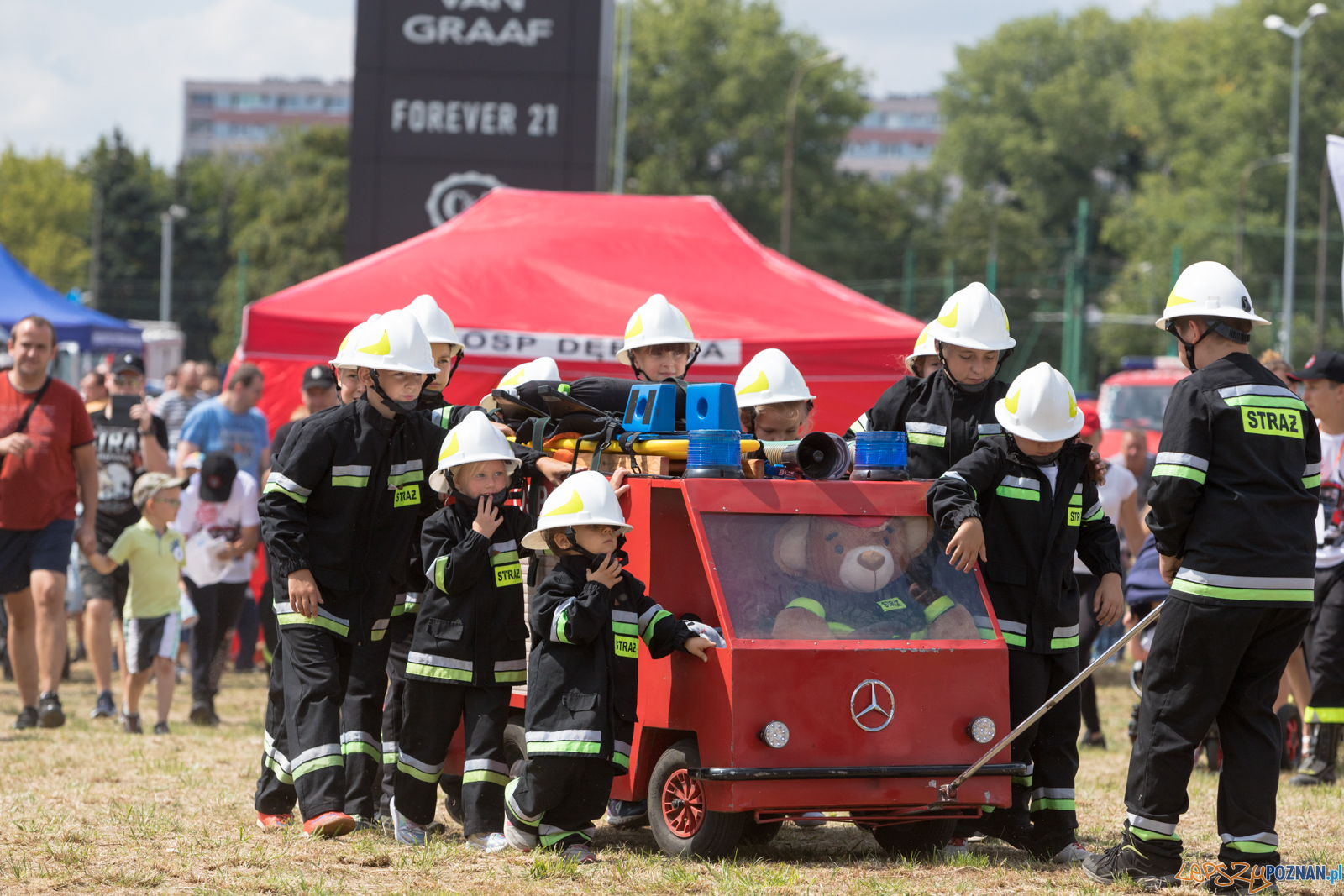 II Ogólnopolski Zlot Czerwonych Samochodów w Poznaniu Foto: lepszyPOZNAN.pl/Piotr Rychter II Ogólnopolski Zlot Czerwonych Samochodów w Poznaniu Foto: lepszyPOZNAN.pl/Piotr Rychter