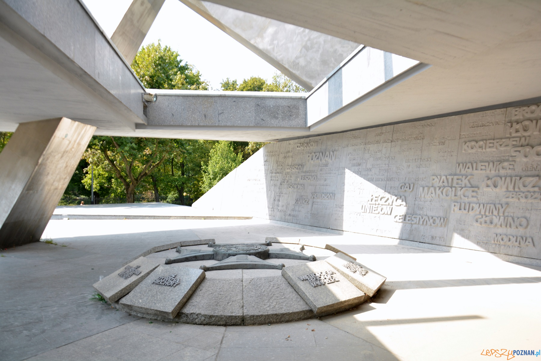 Czyszczenie pomnika Armii Poznań Foto: Czyszczenie pomnika Armii Poznań Foto: