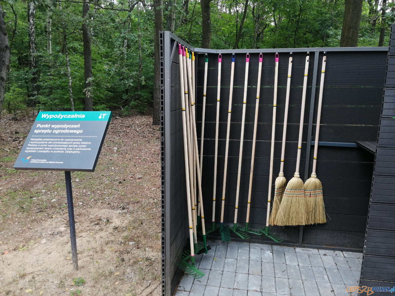 Wypożyczalnie sprzętu ogrodowego na cmentarzach Foto: materiały prasowe / UMP Wypożyczalnie sprzętu ogrodowego na cmentarzach Foto: materiały prasowe / UMP