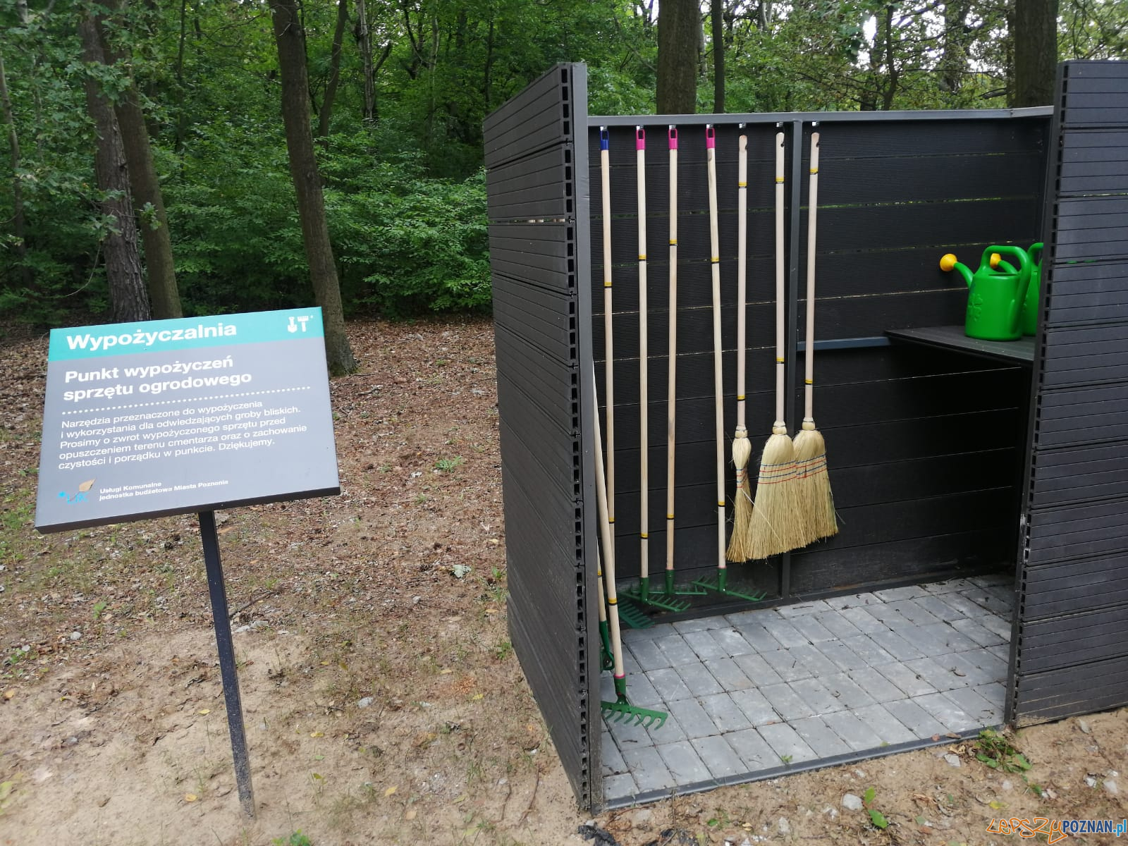 Wypożyczalnie sprzętu ogrodowego na cmentarzach Foto: materiały prasowe / UMP Wypożyczalnie sprzętu ogrodowego na cmentarzach Foto: materiały prasowe / UMP