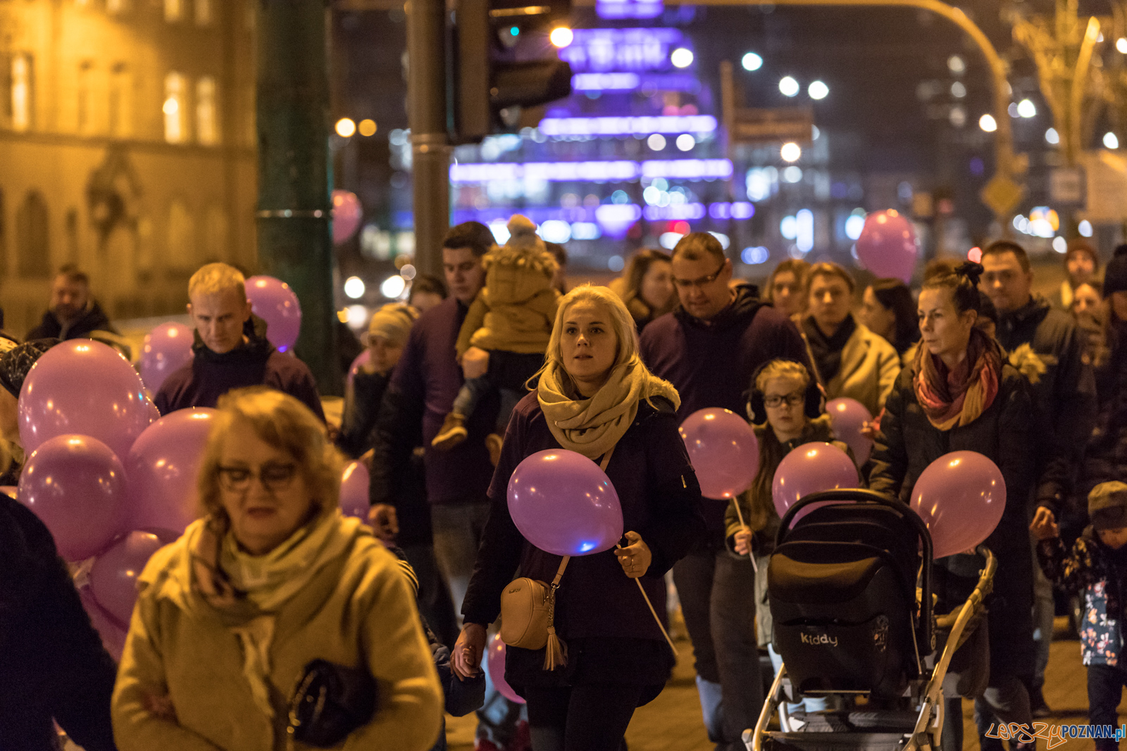 Spacer dla Wcześniaka - fioletowe światełko do nieba Foto: lepszyPOZNAN.pl/Piotr Rychter Spacer dla Wcześniaka - fioletowe światełko do nieba Foto: lepszyPOZNAN.pl/Piotr Rychter