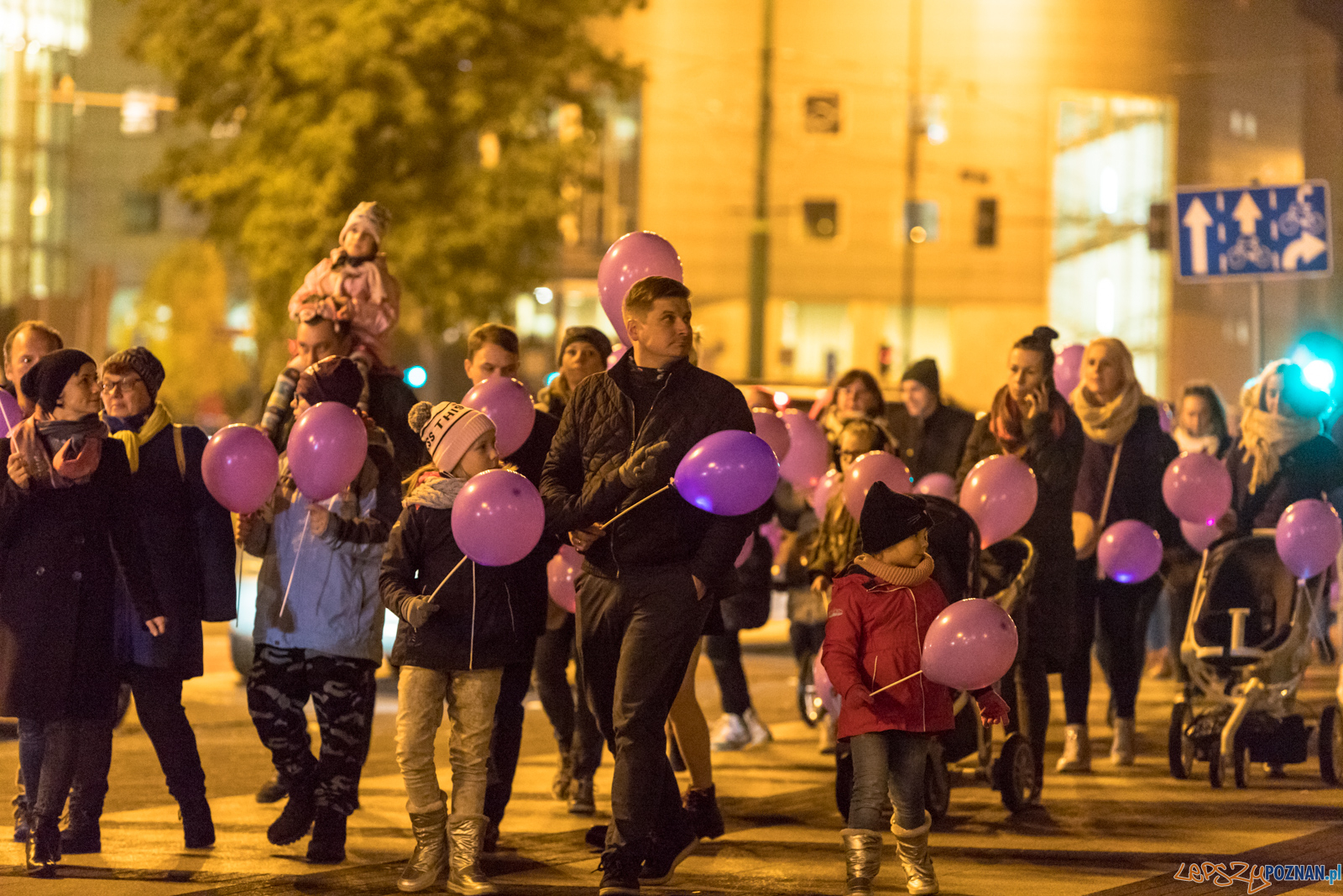 Spacer dla Wcześniaka - fioletowe światełko do nieba Foto: lepszyPOZNAN.pl/Piotr Rychter Spacer dla Wcześniaka - fioletowe światełko do nieba Foto: lepszyPOZNAN.pl/Piotr Rychter