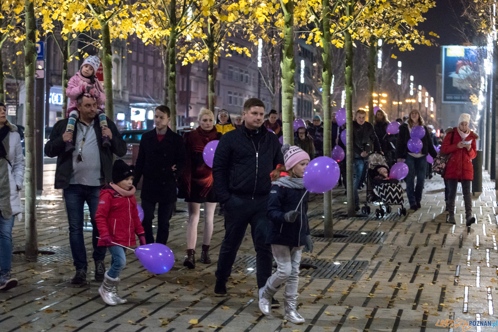 Spacer dla Wcześniaka - fioletowe światełko do nieba Foto: lepszyPOZNAN.pl/Piotr Rychter Spacer dla Wcześniaka - fioletowe światełko do nieba Foto: lepszyPOZNAN.pl/Piotr Rychter