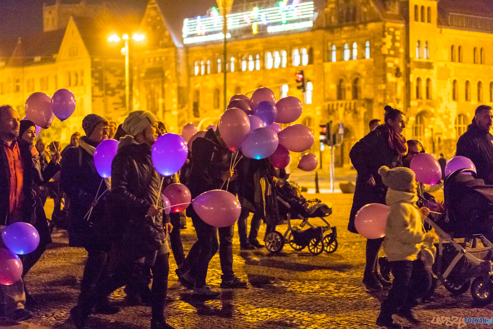 Spacer dla Wcześniaka - fioletowe światełko do nieba Foto: lepszyPOZNAN.pl/Piotr Rychter Spacer dla Wcześniaka - fioletowe światełko do nieba Foto: lepszyPOZNAN.pl/Piotr Rychter