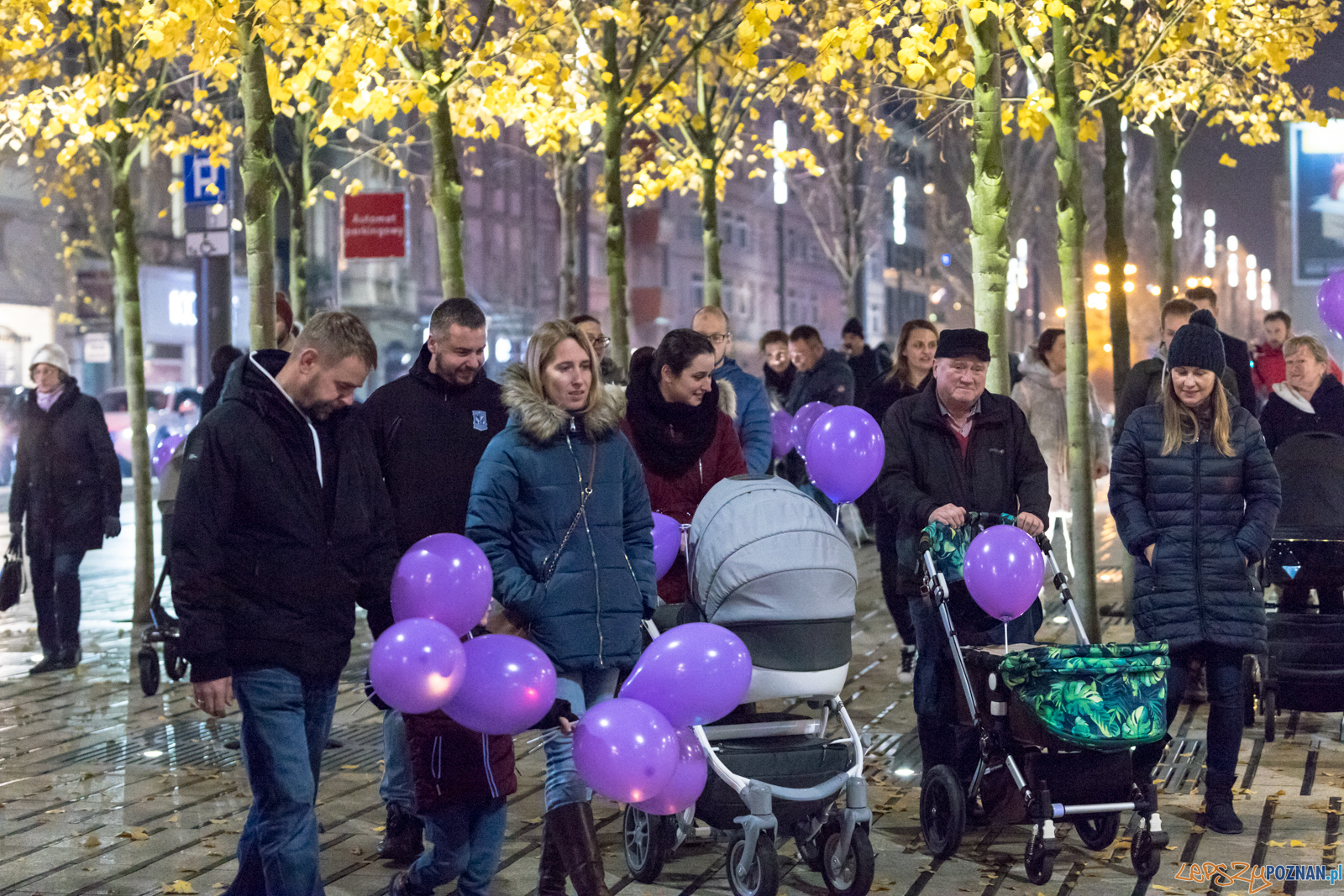 Spacer dla Wcześniaka - fioletowe światełko do nieba Foto: lepszyPOZNAN.pl/Piotr Rychter Spacer dla Wcześniaka - fioletowe światełko do nieba Foto: lepszyPOZNAN.pl/Piotr Rychter