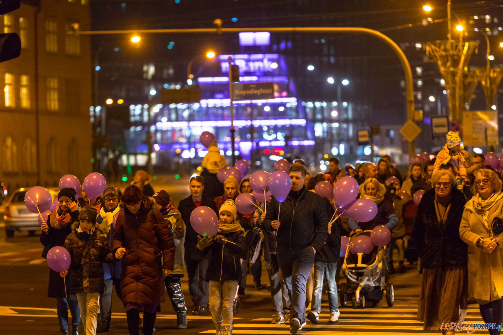 Spacer dla Wcześniaka - fioletowe światełko do nieba Foto: lepszyPOZNAN.pl/Piotr Rychter Spacer dla Wcześniaka - fioletowe światełko do nieba Foto: lepszyPOZNAN.pl/Piotr Rychter