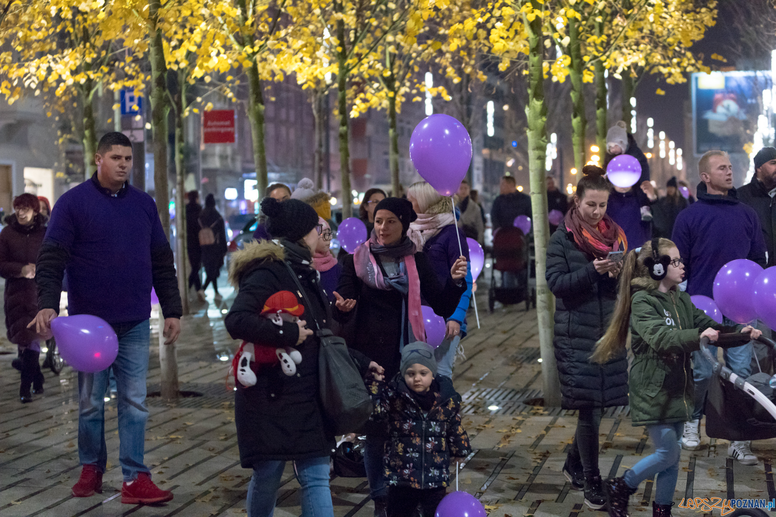 Spacer dla Wcześniaka - fioletowe światełko do nieba Foto: lepszyPOZNAN.pl/Piotr Rychter Spacer dla Wcześniaka - fioletowe światełko do nieba Foto: lepszyPOZNAN.pl/Piotr Rychter