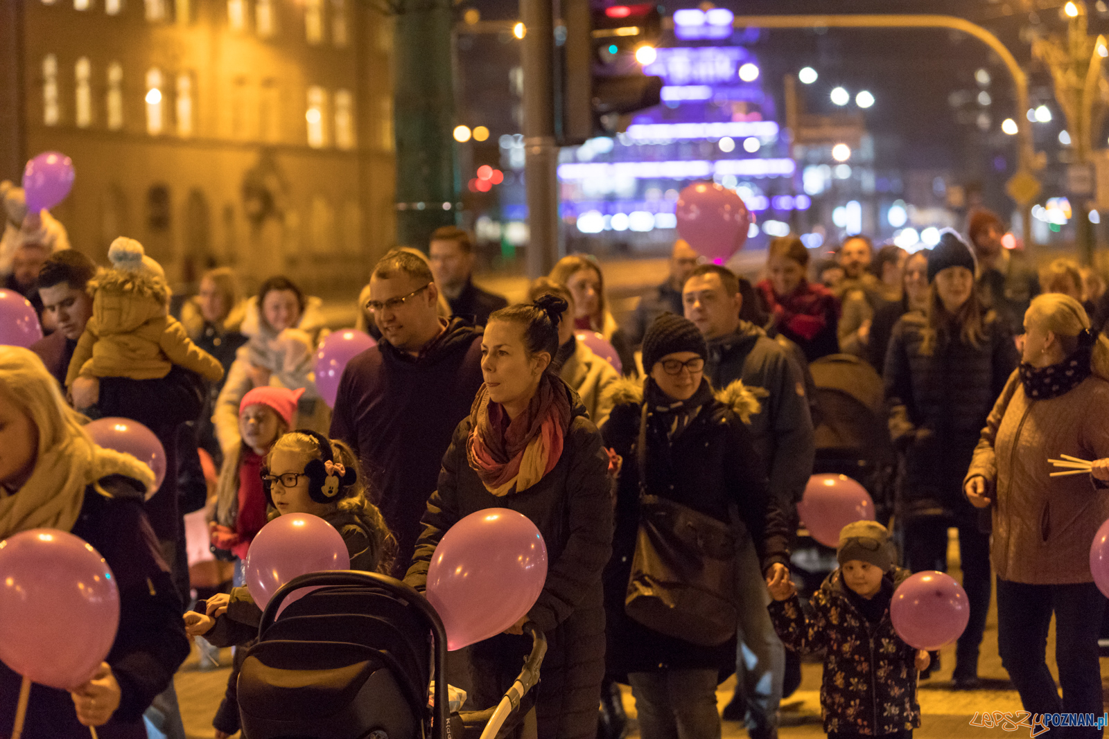 Spacer dla Wcześniaka - fioletowe światełko do nieba Foto: lepszyPOZNAN.pl/Piotr Rychter Spacer dla Wcześniaka - fioletowe światełko do nieba Foto: lepszyPOZNAN.pl/Piotr Rychter