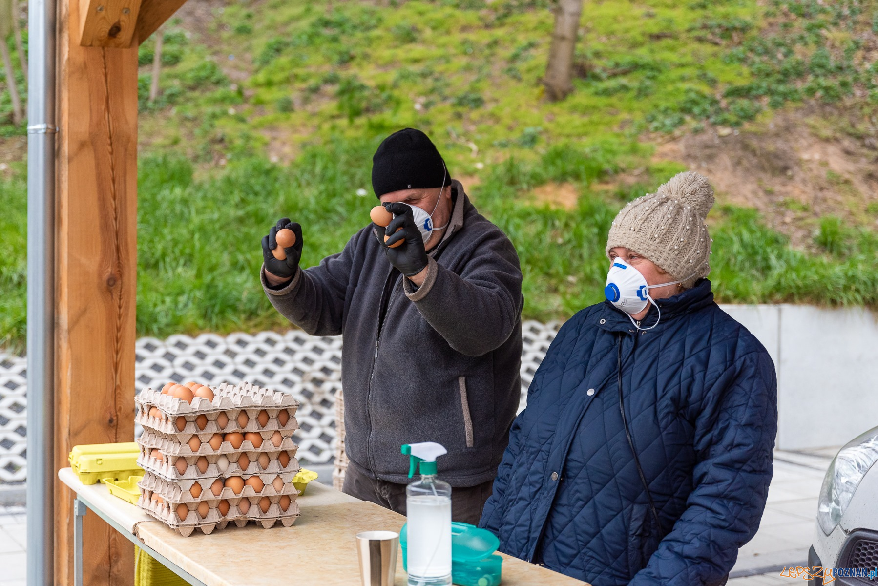 Rękawiczki, maseczki, odkażanie - targowisko w czasach pandemii Foto: UM Oborniki - L.R.. Rękawiczki, maseczki, odkażanie - targowisko w czasach pandemii Foto: UM Oborniki - L.R..